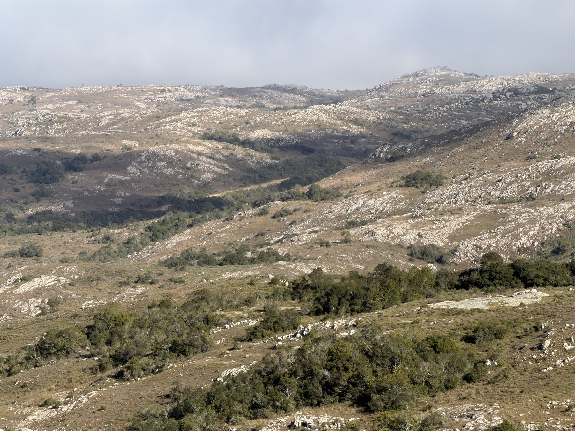 Construcción en piedra y entorno serrano de Mirador de las Sierras